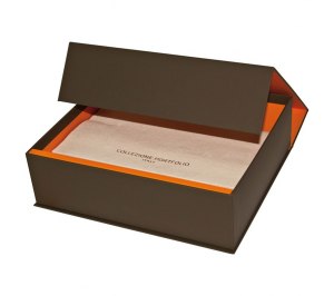 Подарочная коробка на магните с салфеткой для портфолио